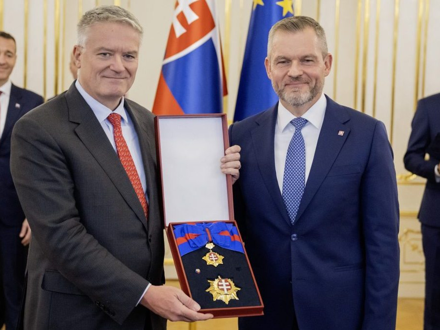 Prezident Peter Pellegrini udelil štátne vyznamenanie generálnemu tajomníkovi OECD Mathiasovi Cormannovi.