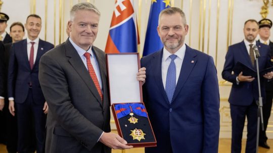 Prezident Peter Pellegrini udelil štátne vyznamenanie generálnemu tajomníkovi OECD Mathiasovi Cormannovi.