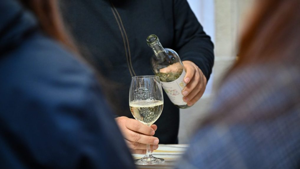 Ilustračná snímka nalievania vína.