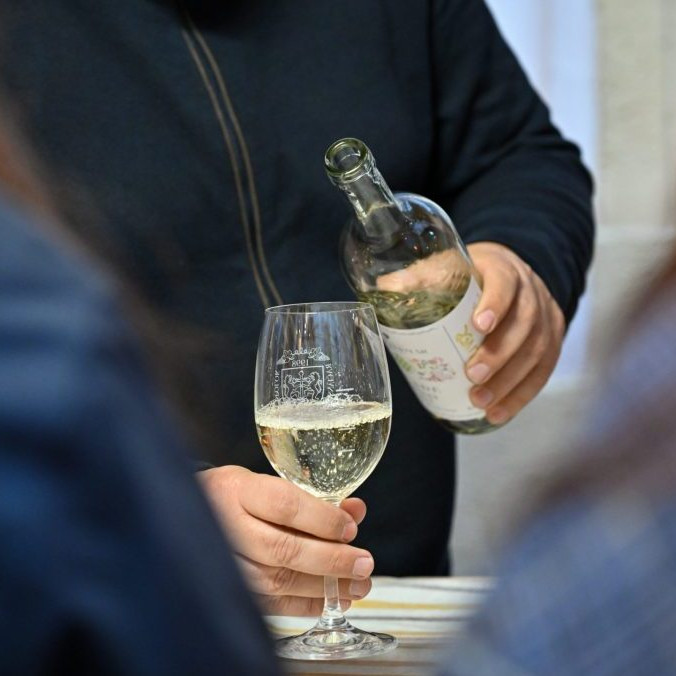 Ilustračná snímka nalievania vína.