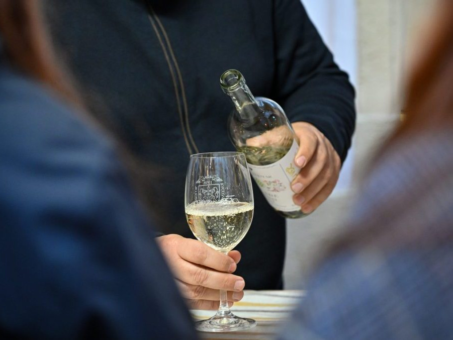 Ilustračná snímka nalievania vína.