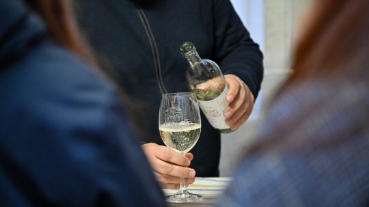 Ilustračná snímka nalievania vína.