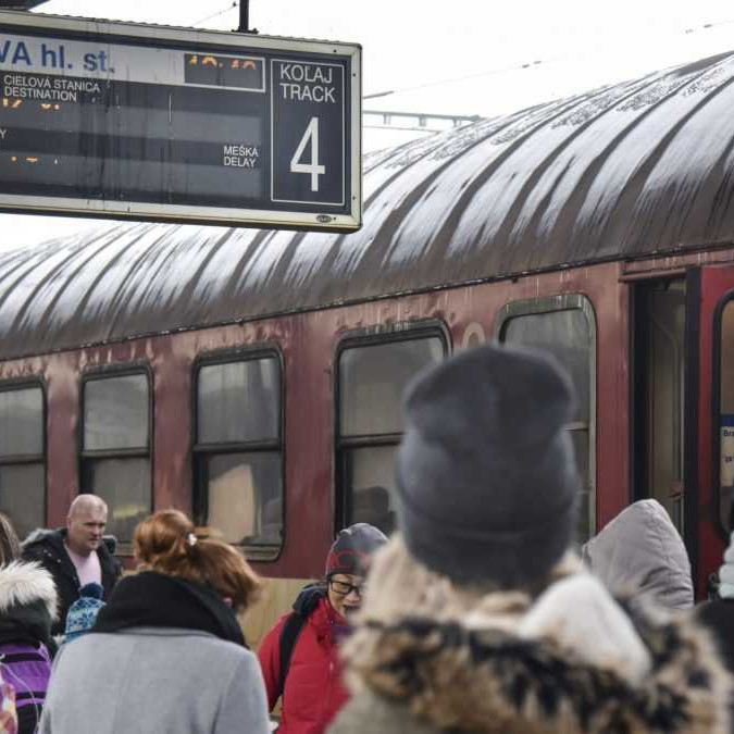 Ľudia na peróne na železničnej stanici v Bratislave.