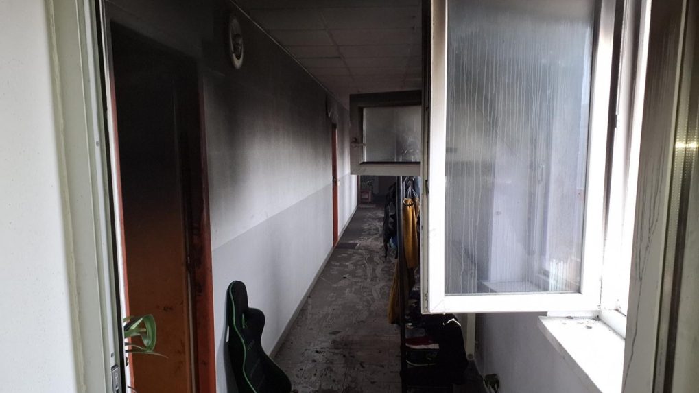 NÃƒÂ¡sledky poÃ…Â¾iaru, splodiny a dym v interiÃƒÂ©ri senickej bytovky.