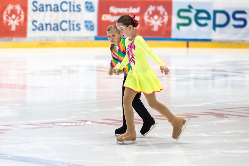 Na snímke pár mladých krasokorčuliarov.