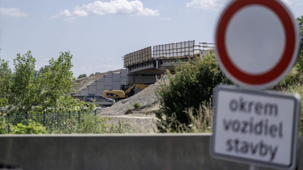 Stavebné práce na diaľnici D1 pri Bratislave.