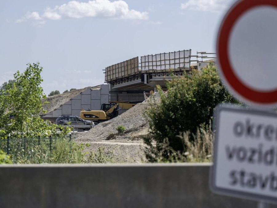 Stavebné práce na diaľnici D1 pri Bratislave.