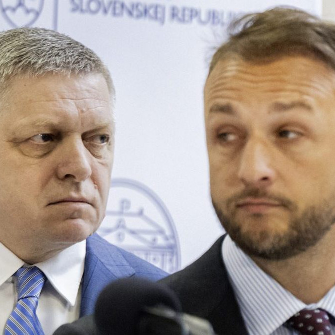 Zľava premiér Robert Fico a minister vnútra Matúš Šutaj Eštok.