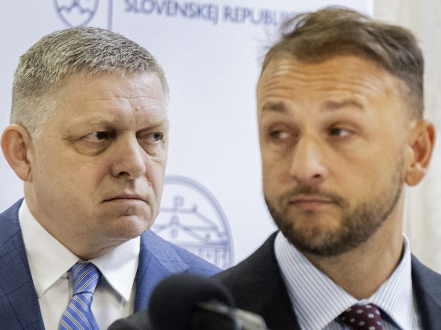 Zľava premiér Robert Fico a minister vnútra Matúš Šutaj Eštok.