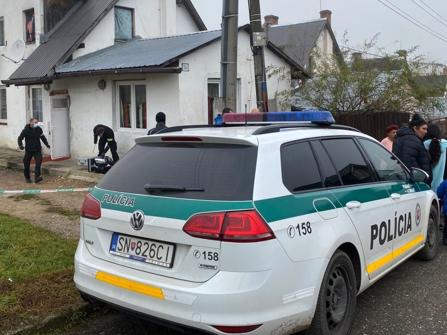 Na snímke polícia po útoku muža na dvojročné dieťa v Spišskej Novej Vsi.