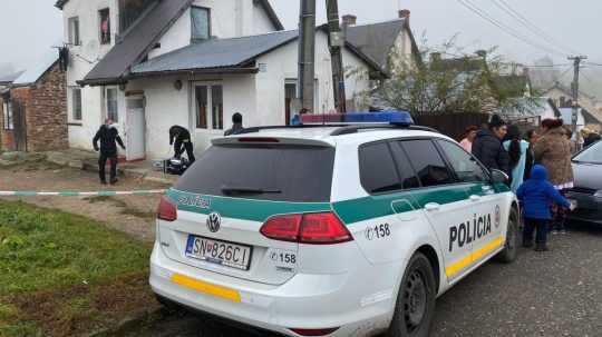 Na snímke polícia po útoku muža na dvojročné dieťa v Spišskej Novej Vsi.