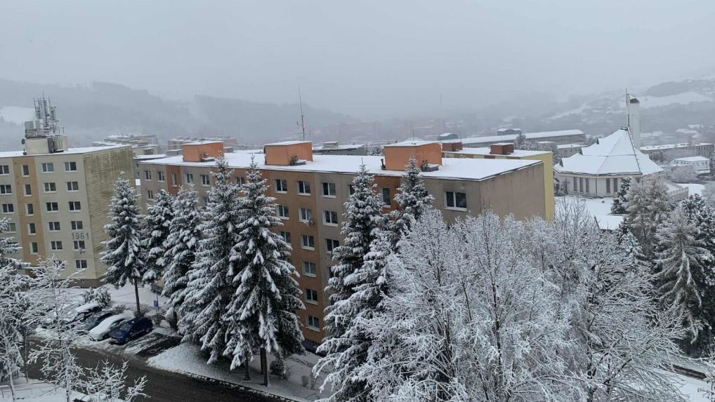 FOTO: Na strednom a východnom Slovensku platia výstrahy, meteorológovia očakávajú vyše 30 centimetrov snehu