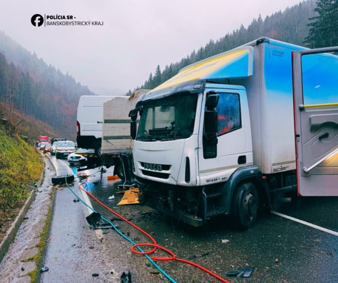 K dopravnej nehode došlo v klesaní z Donovál smerom do Liptovskej Osady.