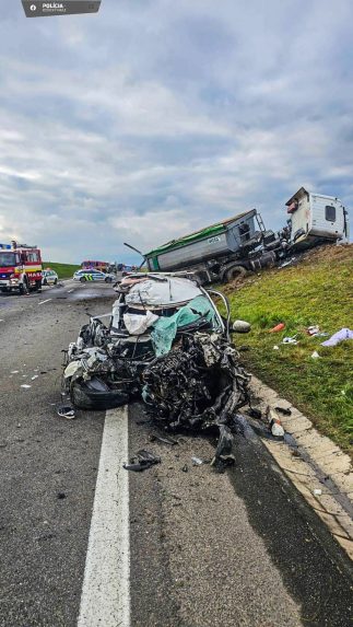 Na snÃƒÂ­mke auto po nehode s kamiÃƒÂ³nom.