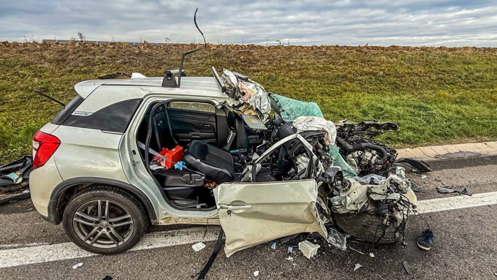 Na snímke auto po nehode s kamiónom.