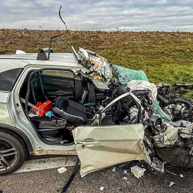 Na snímke auto po nehode s kamiónom.