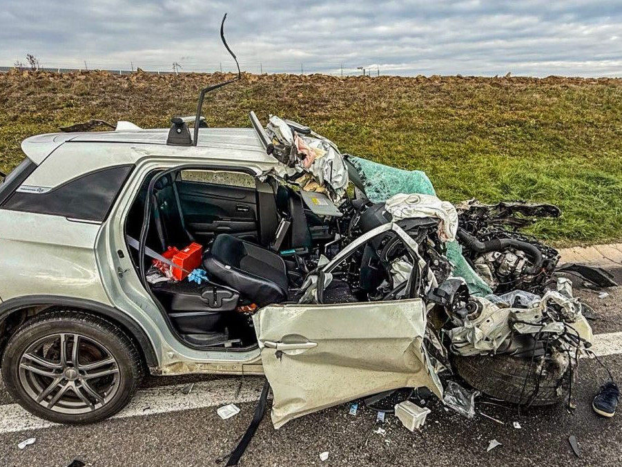 Na snímke auto po nehode s kamiónom.