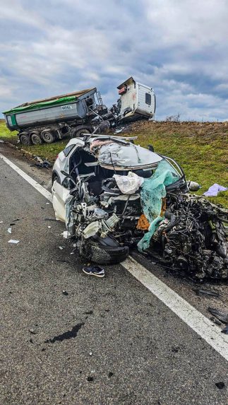 Na snÃƒÂ­mke auto po nehode s kamiÃƒÂ³nom.