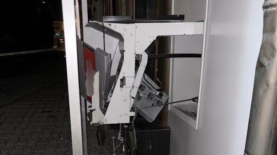 Na snímke poškodený bankomat vo Vrbovom.