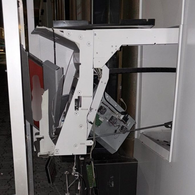 Na snímke poškodený bankomat vo Vrbovom.