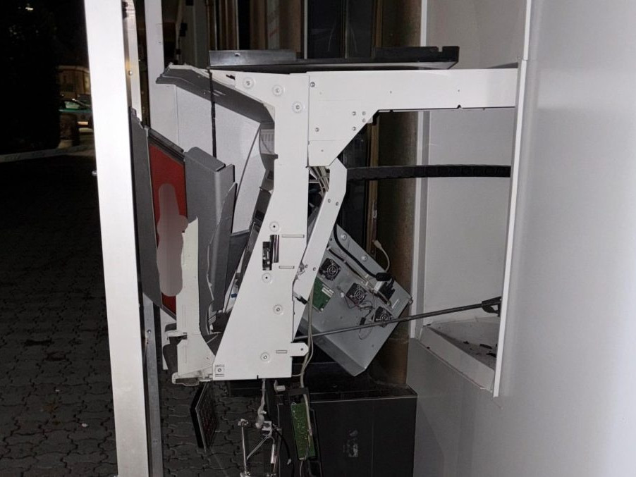 Na snímke poškodený bankomat vo Vrbovom.