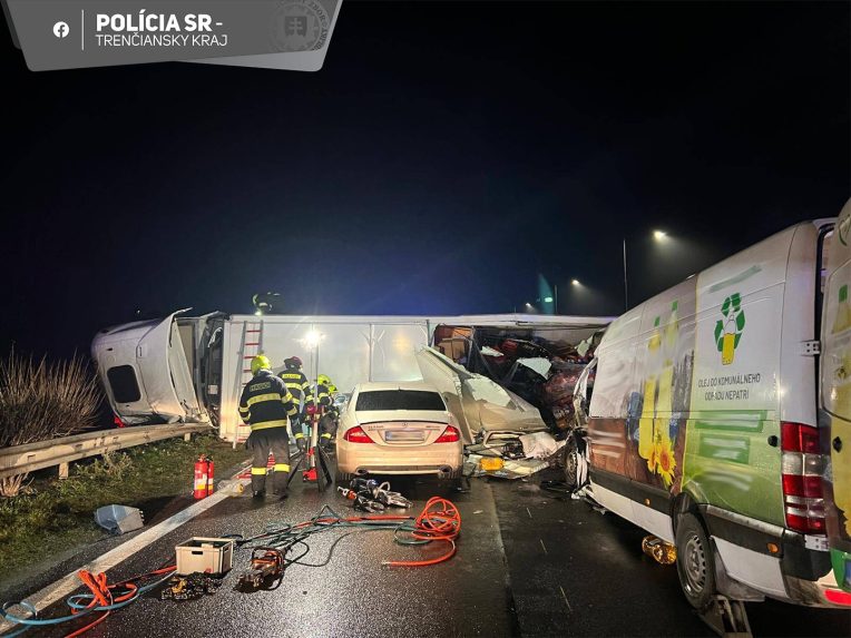 Na snÃƒÂ­mke prevrÃƒÂ¡tenÃƒÂ½ kamiÃƒÂ³n a autÃƒÂ¡ po nehode na diaÃ„Â¾nici D1.