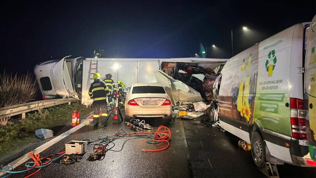 Na snímke prevrátený kamión a autá po nehode na diaľnici D1.