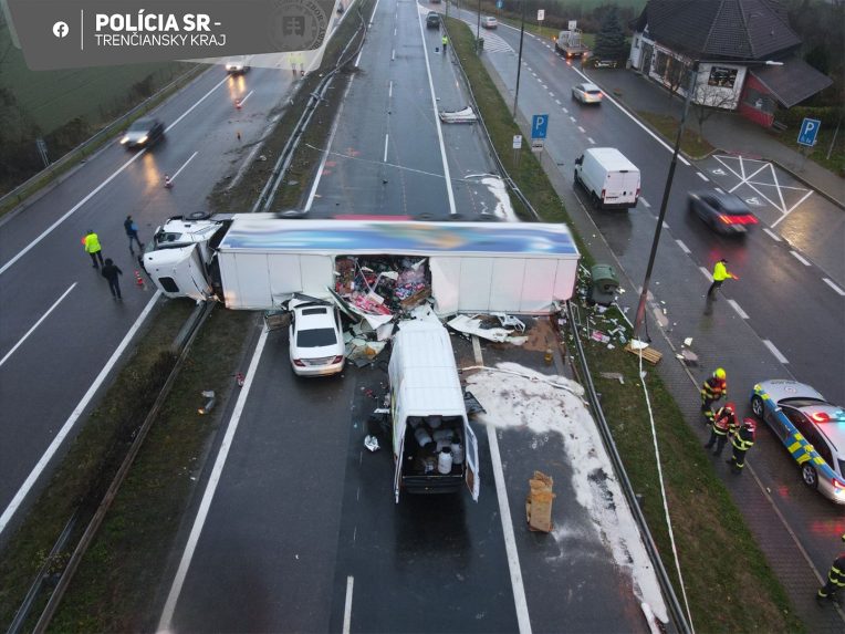 Na snÃƒÂ­mke prevrÃƒÂ¡tenÃƒÂ½ kamiÃƒÂ³n a autÃƒÂ¡ po nehode na diaÃ„Â¾nici D1.