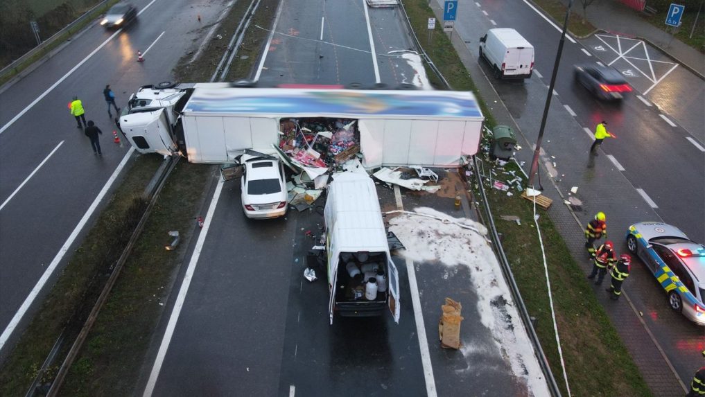 Na snímke prevrátený kamión a autá po nehode na diaľnici D1.
