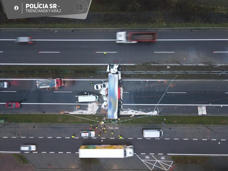 Na snÃƒÂ­mke prevrÃƒÂ¡tenÃƒÂ½ kamiÃƒÂ³n a autÃƒÂ¡ po nehode na diaÃ„Â¾nici D1.