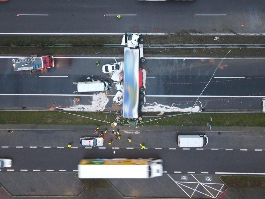 Na snímke prevrátený kamión a autá po nehode na diaľnici D1.