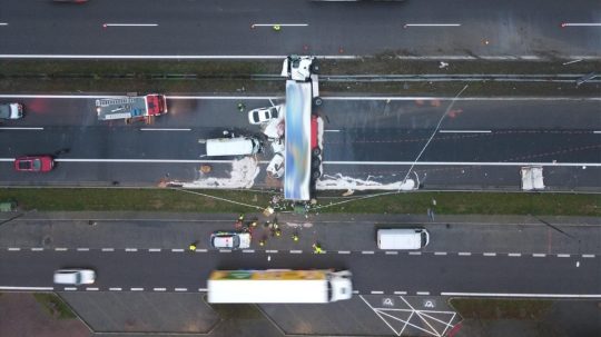 Na snímke prevrátený kamión a autá po nehode na diaľnici D1.