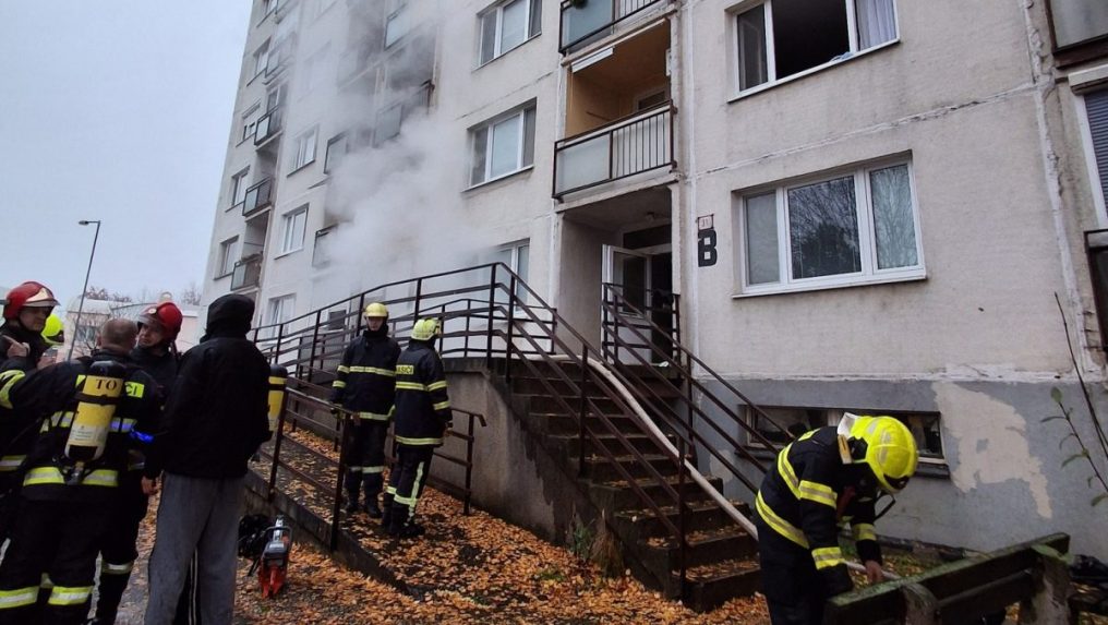 Na snímke hasiči pri horiacom bytovom dome v Topoľčanoch.