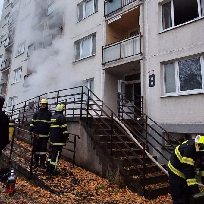 Na snímke hasiči pri horiacom bytovom dome v Topoľčanoch.