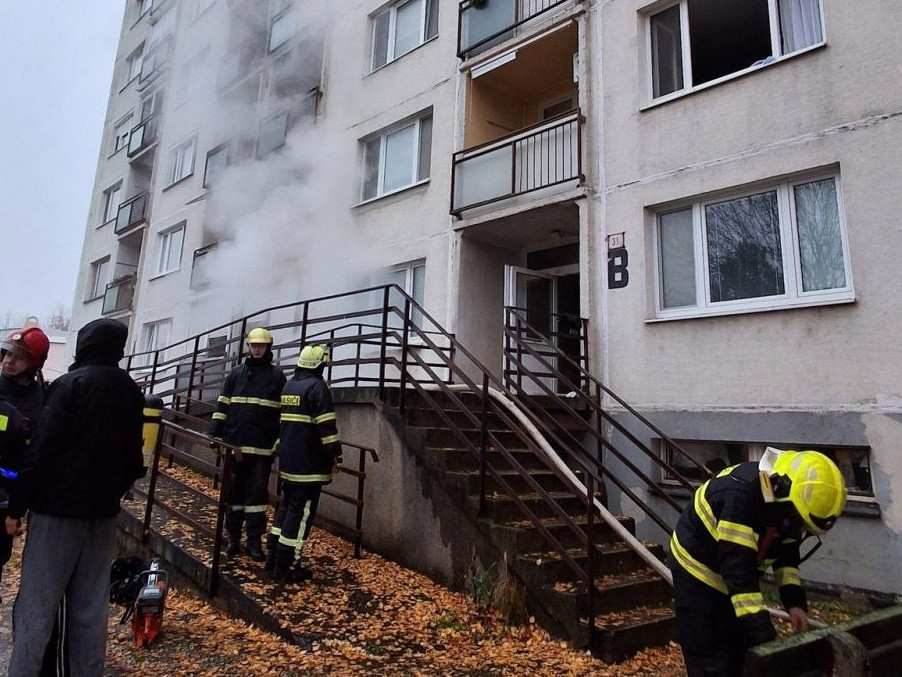 Na snímke hasiči pri horiacom bytovom dome v Topoľčanoch.
