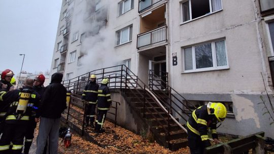 Na snímke hasiči pri horiacom bytovom dome v Topoľčanoch.