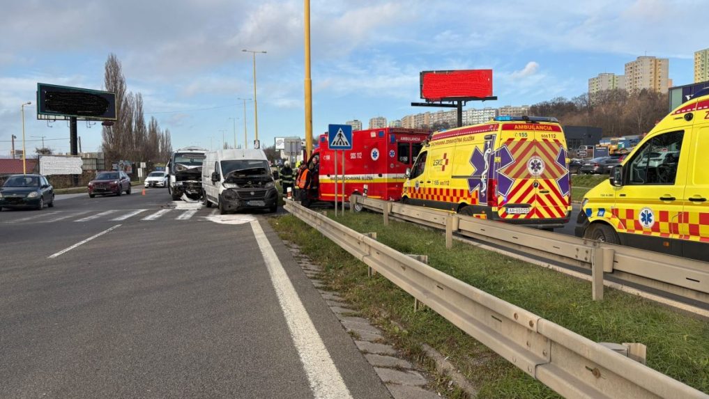 Na snímke mikrobus po nehode a záchranné zložky.