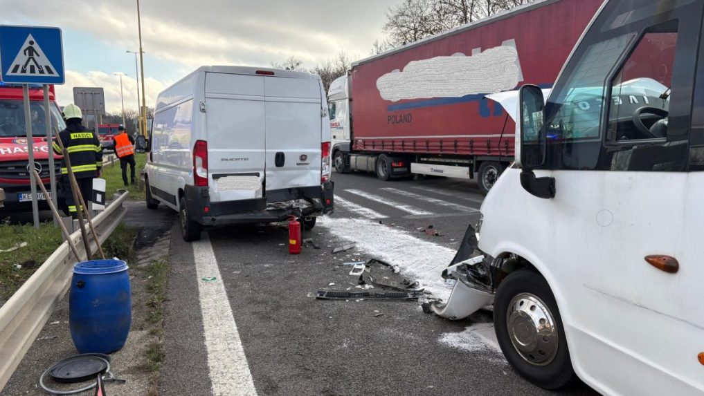 Na snímke mikrobus po nehode.