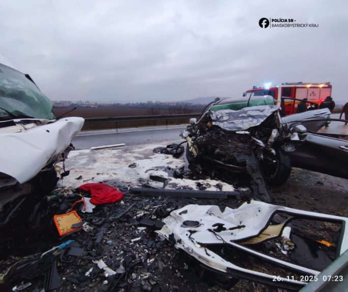 Na snÃƒÂ­mke rozbitÃƒÂ© auto po nehode na R2.