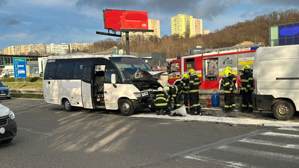 Na snímke mikrobus po nehode a záchranné zložky.