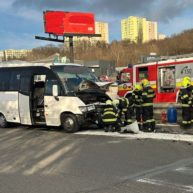 Na snímke mikrobus po nehode a záchranné zložky.