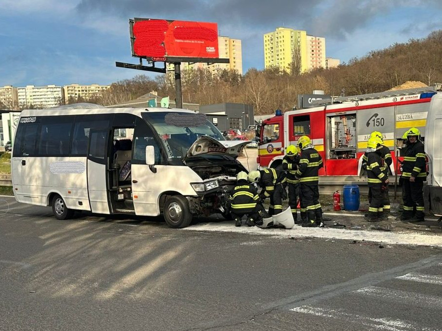 Na snímke mikrobus po nehode a záchranné zložky.