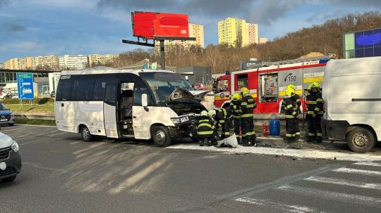 Na snímke mikrobus po nehode a záchranné zložky.