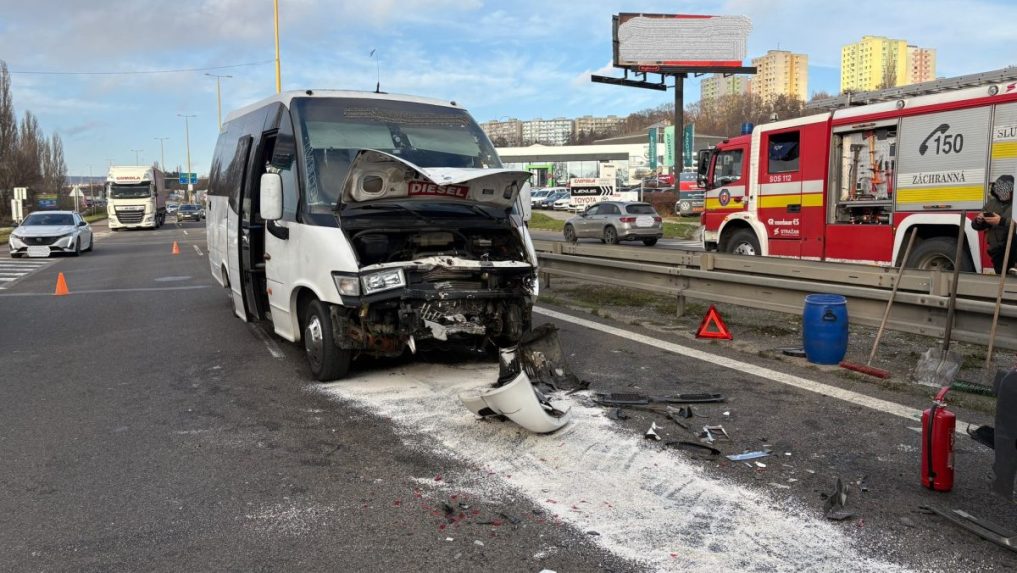Na snímke mikrobus po nehode.