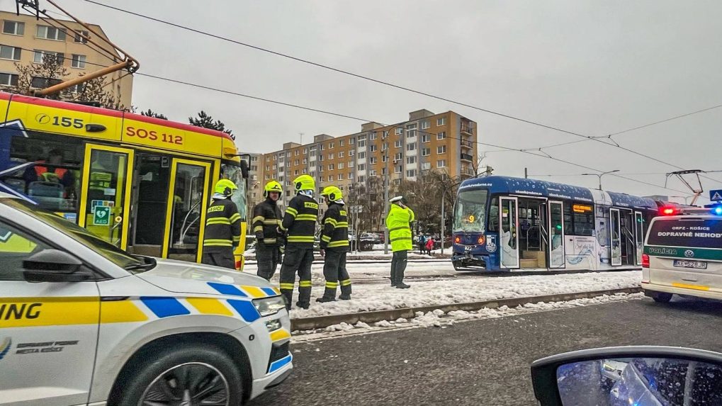 V Košiciach sa zrazili električky.