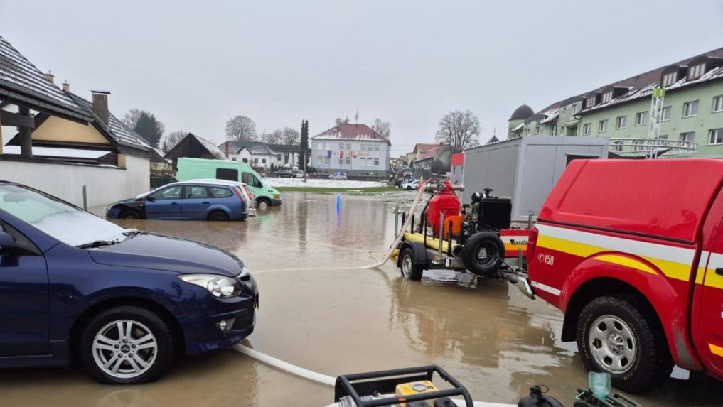 Zasahujú desiatky profesionálnych a dobrovoľných hasičov.