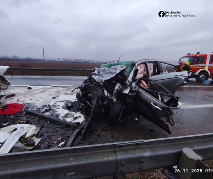 Na snímke rozbité auto po nehode na R2.