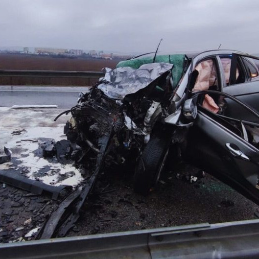 Na snímke rozbité auto po nehode na R2.