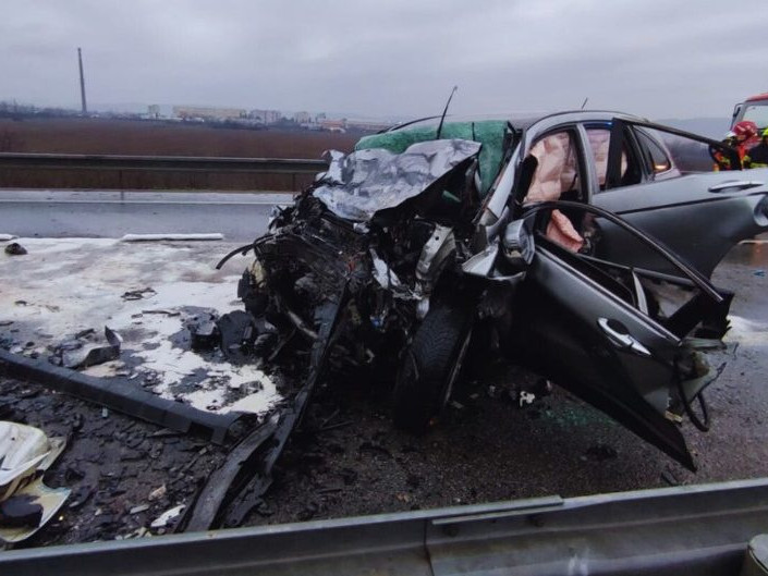 Na snímke rozbité auto po nehode na R2.