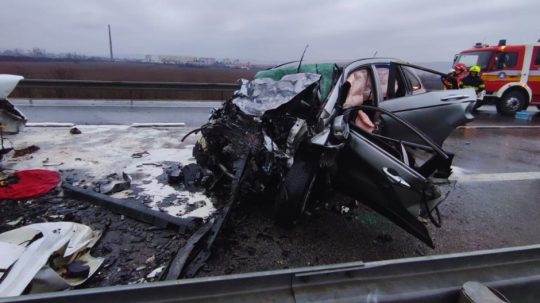 Na snímke rozbité auto po nehode na R2.